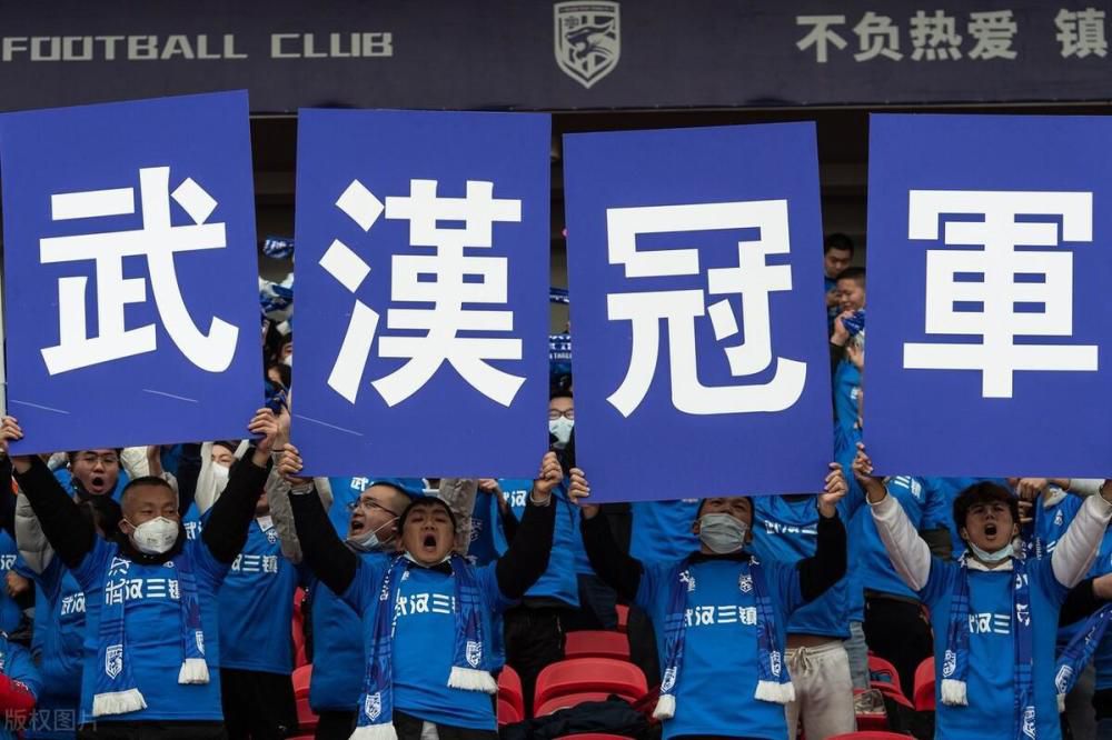 爱德华•刘易斯（李察•基尔 饰）是一个具有百万身家的企业家。他萧洒迷人，但老是没法处置好与女人之间关系，他跟女友分手了。他到洛杉矶出差，晚上开着一辆借来的高级轿车进进了红灯区。因为迷掉了标的目的，他向一位年青标致的妓女薇薇安（茱丽娅•罗伯茨 饰）问路，薇薇安的活跃斑斓吸引了他，他把薇薇安带到了酒店。爱德华爱上了薇薇安并死力想留下她，但碍于人情只能用钱做粉饰，让她在一周内充任爱德华的寒暄勾当女伴。宴会上，薇薇安的魅力让爱德华醋意年夜发。此时薇薇安也发现本身爱上了爱德华，可是一周的时候顿时要曩昔了，两个相爱的人又该何往何从？